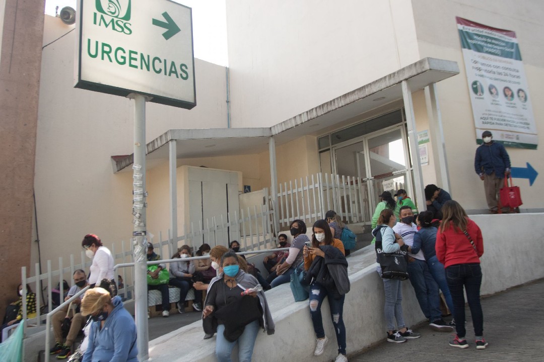 Familiares de pacientes, esperan en la entrada del área de urgencias del Hospital del IMSS de "Los Venados". (Cuartoscuro.com, archivo)