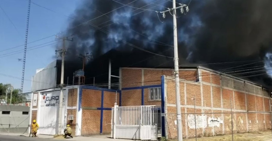 Controlan-incendio-en-fábrica-de-solventes-en-León
