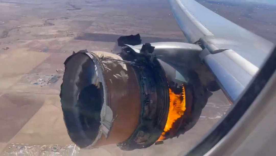 VIDEO: Avión de United Airlines sufre desperfecto durante vuelo