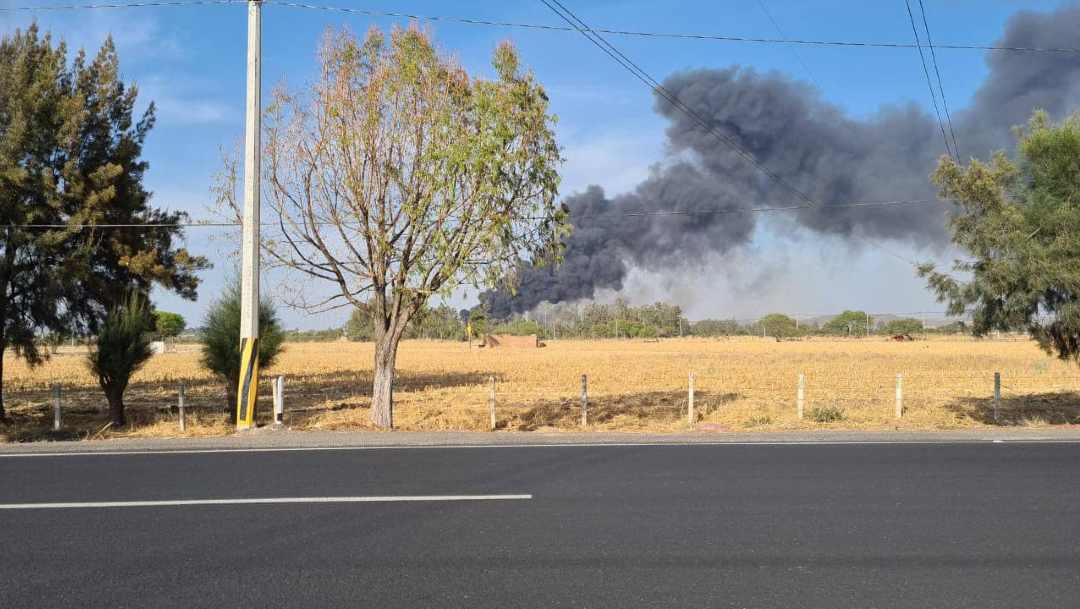 La columna de humo negro fue vista desde diferentes puntos del municipio de Tlajomulco de Zúñiga, Jalisco