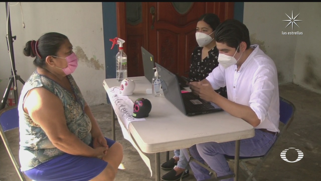 jovenes ayudan a adultos mayores en su registro para ser vacunados contra covid