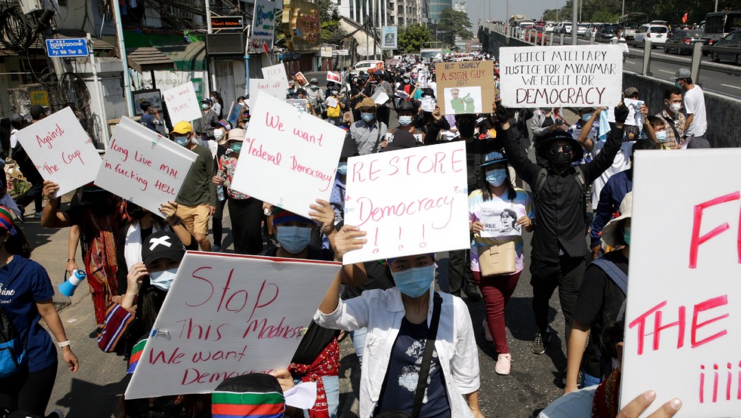 Manifestantes salen a la calle en Myanmar pese a prohibición