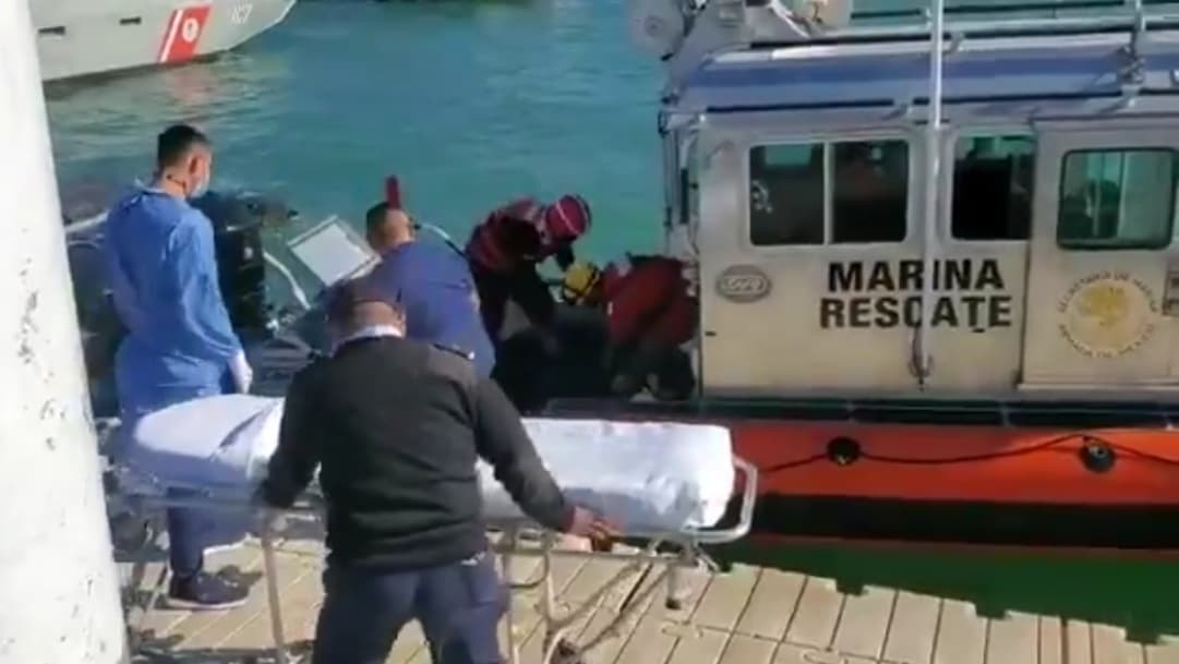 Marina rescata 30 turistas que naufragaron en Ensenada