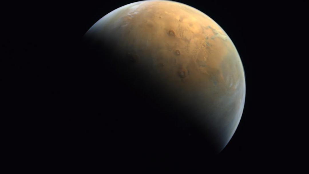 Esta es la primera imagen que capta Emiratos Arabes de Marte con su sonda espacial “Hope” (Twitter: @MohamedBinZayed)