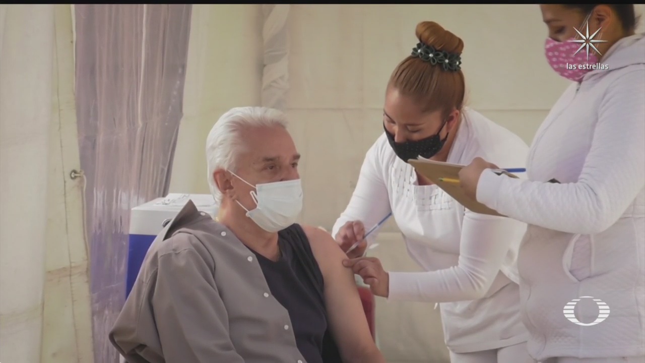 Enrique Guzmán vacunándose contra el COVID 19 en la CDMX en el primer día de vacunación de adultos mayores