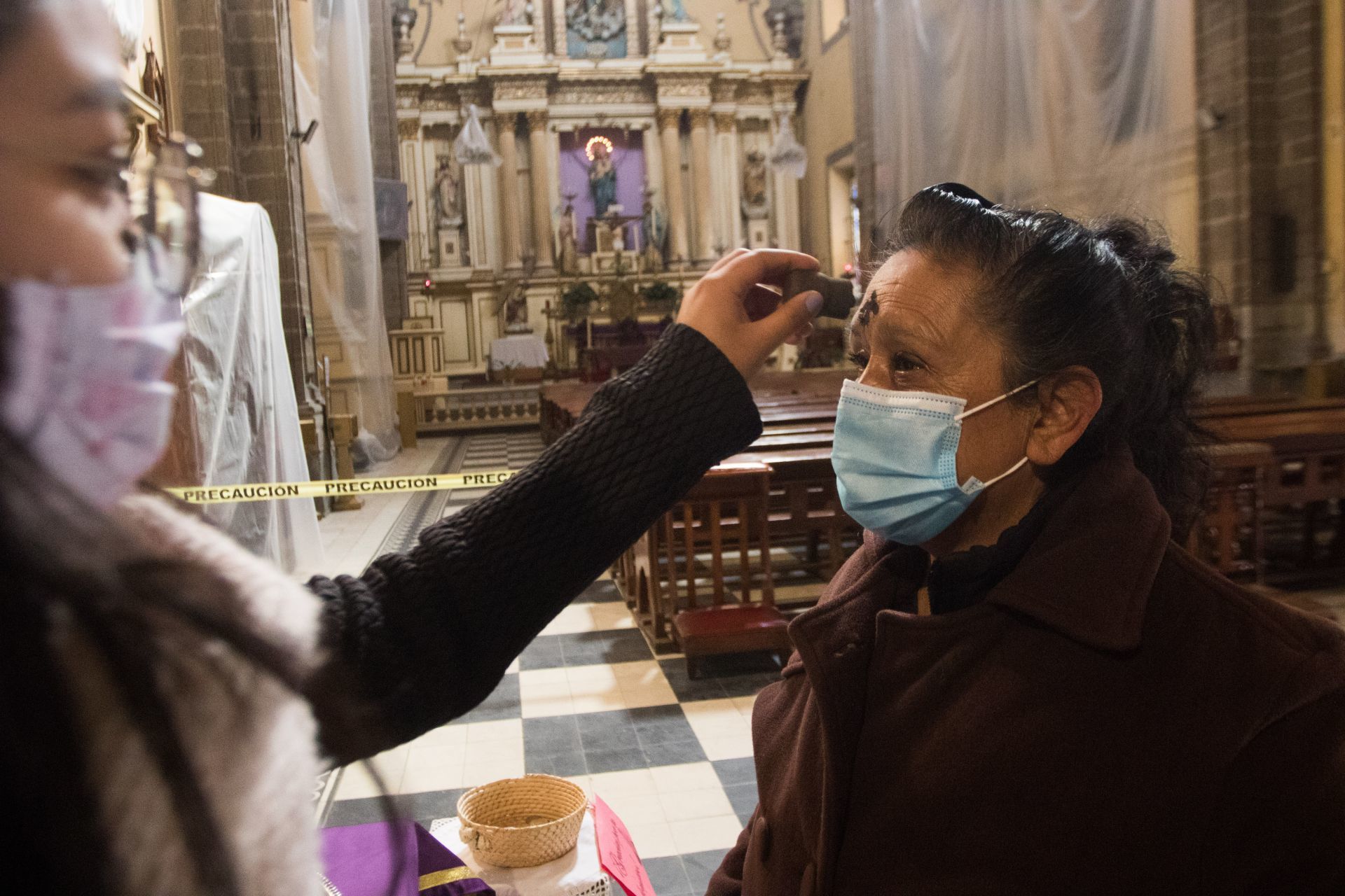 Mujer recibe cenizas este Miércoles de Ceniza durante pandemia del covid