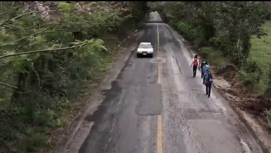 Migrantes avanzan por Chiapas, en grupos pequeños y caminos difíciles