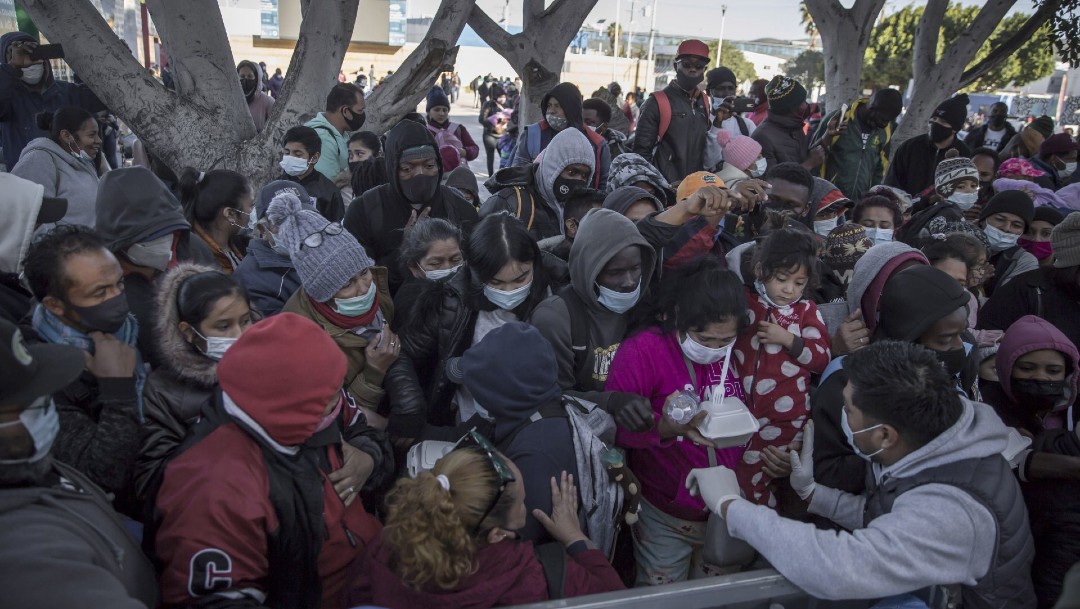 Migrantes en Tijuana esperan en 'El Chaparral' inicio de trámites de asilo a EEUU