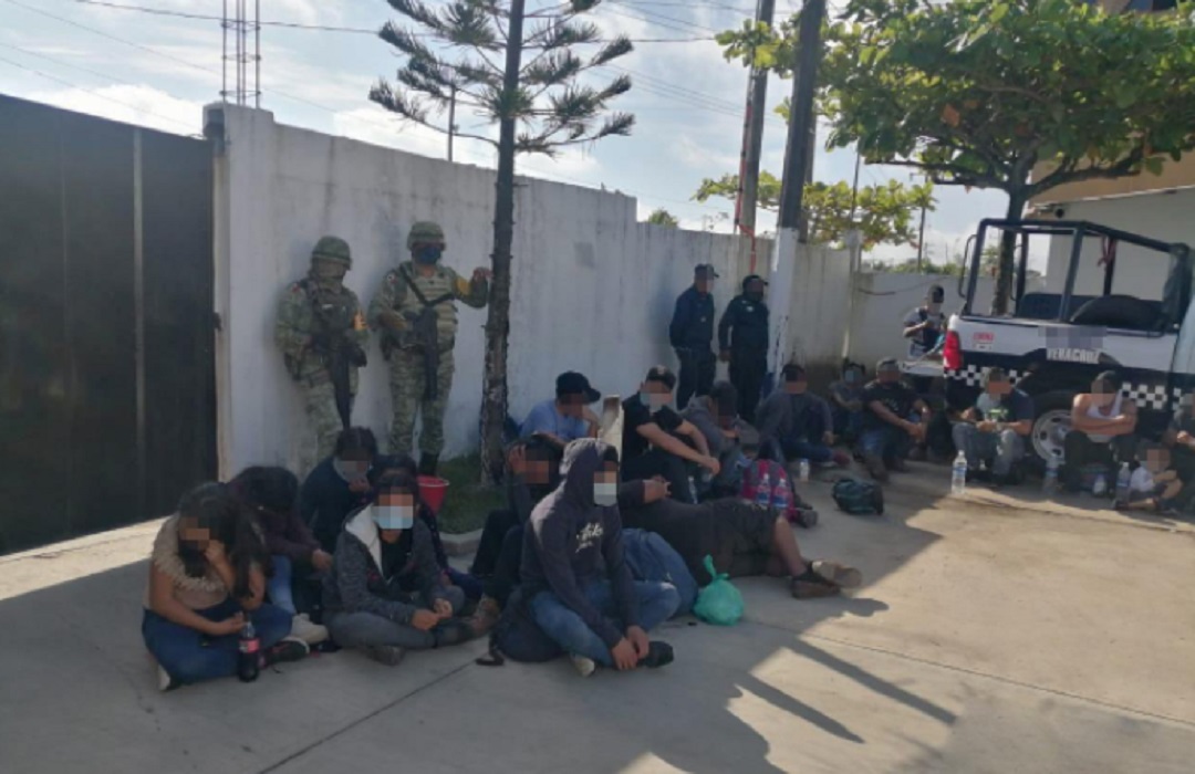 Rescatan-a-223-migrantes-hacinados-en-un-tráiler-en-Veracruz