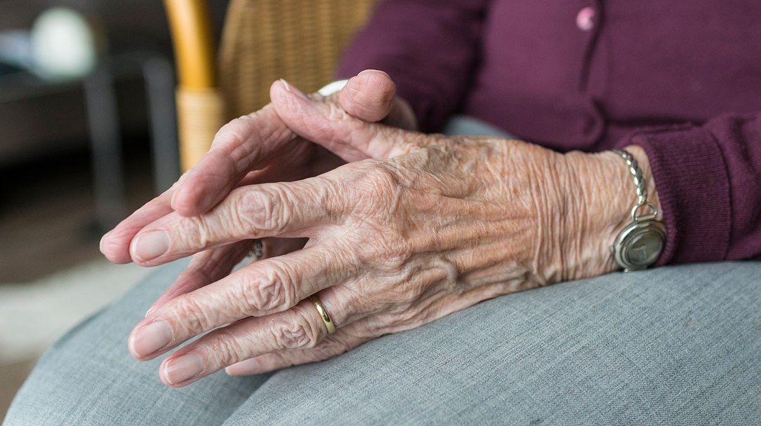 Mujer sufre amputación de tres dedos por covid