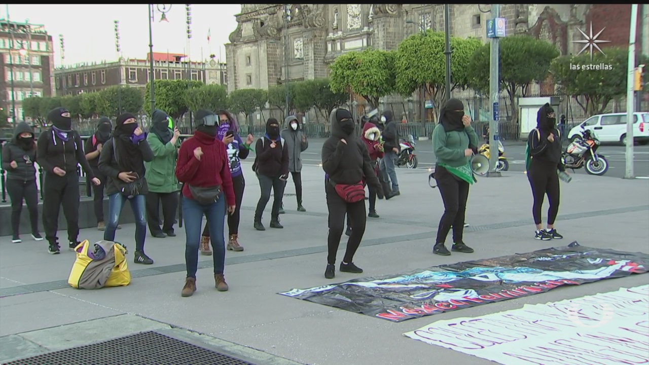 mujeres protestan frente a palacio nacional contra candidatura de salgado macedonio