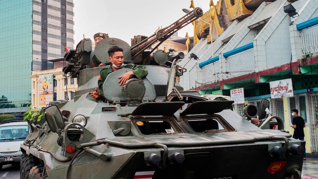 Soldados en vehículos blindados circulan por calles de Myanmar (EFE)