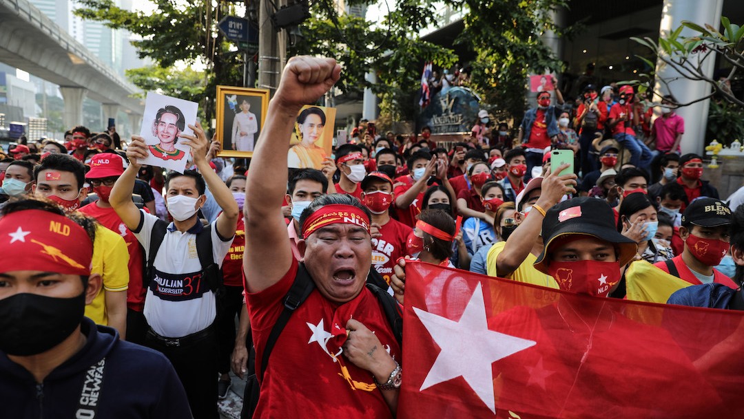 La gente sostiene imágenes de la líder de Myanmar, Aung San Suu Kyi (Getty Images)