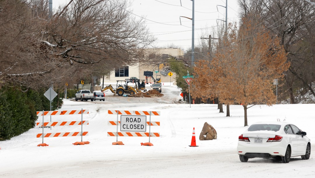 Reparación de tuberías de agua después de una tormenta de nieve en Fort Worth, Texas (Getty Images)