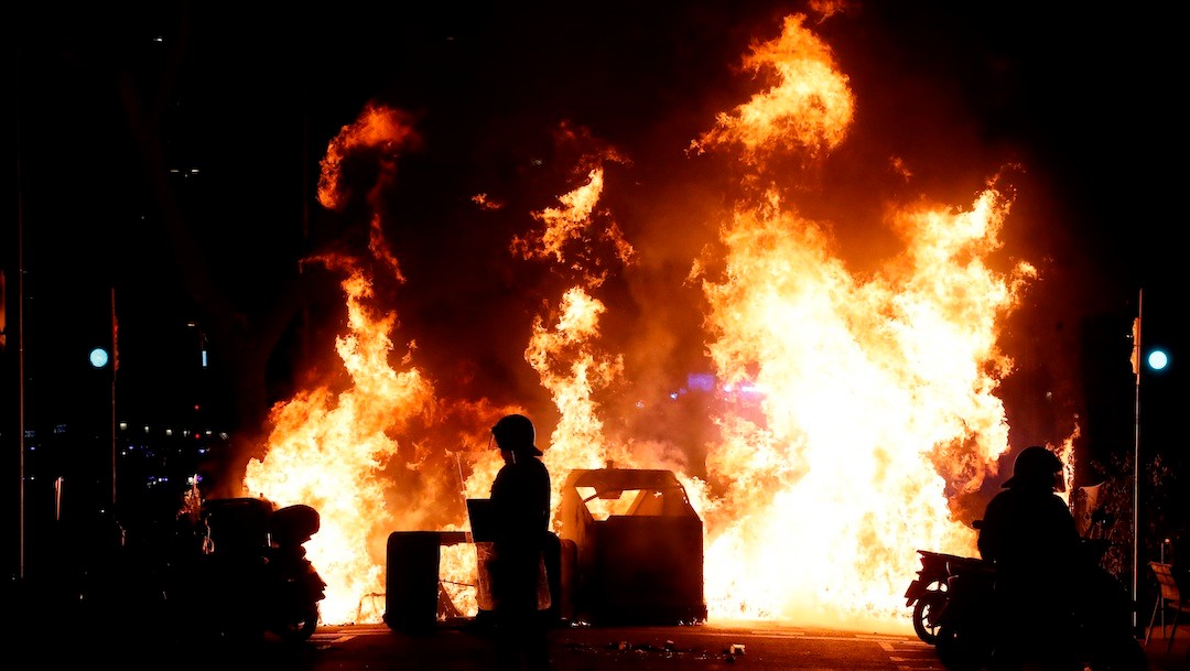 Incendios durante manifestación en Barcelona, España que exige liberación del rapero Pablo Hasel (EFE)