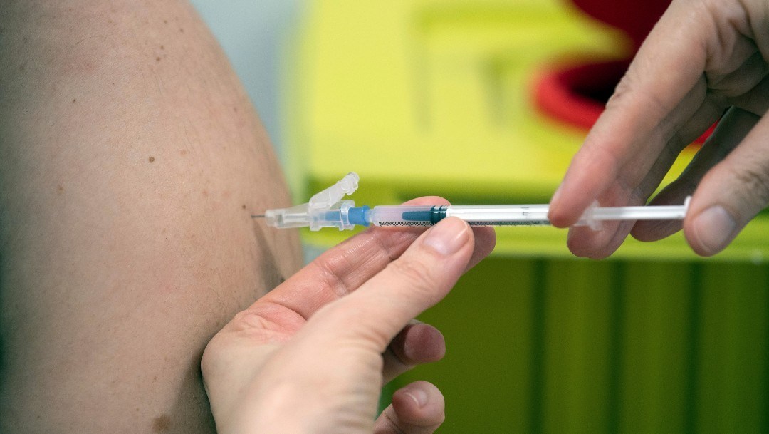 personas vacunandose contra covid 19