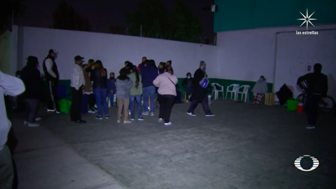 Por segundo día, adultos mayores en Ecatepec duermen afuera de unidades de vacunación