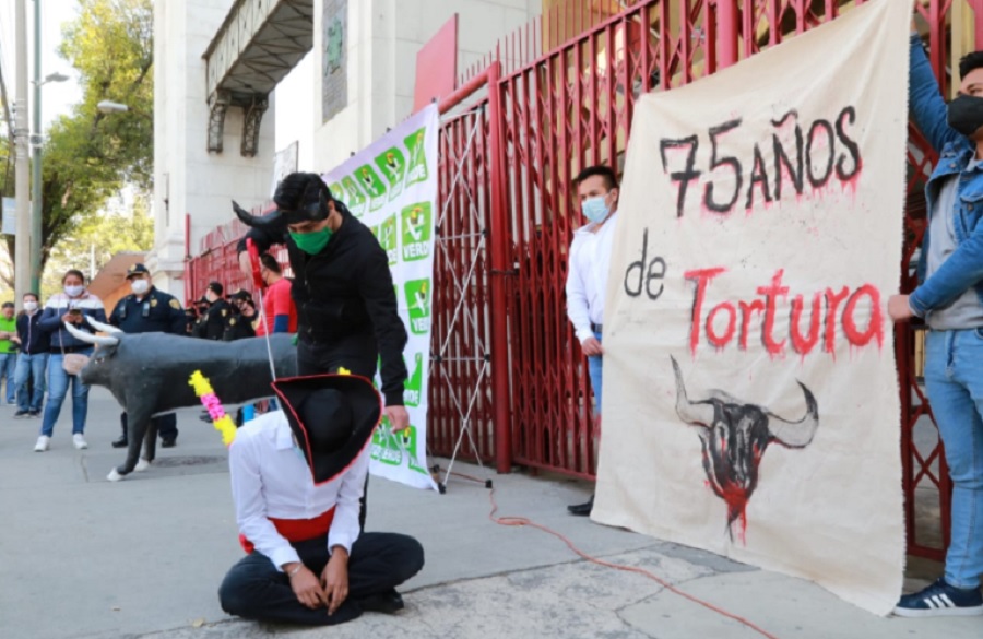 Manifestantes-piden-prohibir-corridas-de-toros-en-México