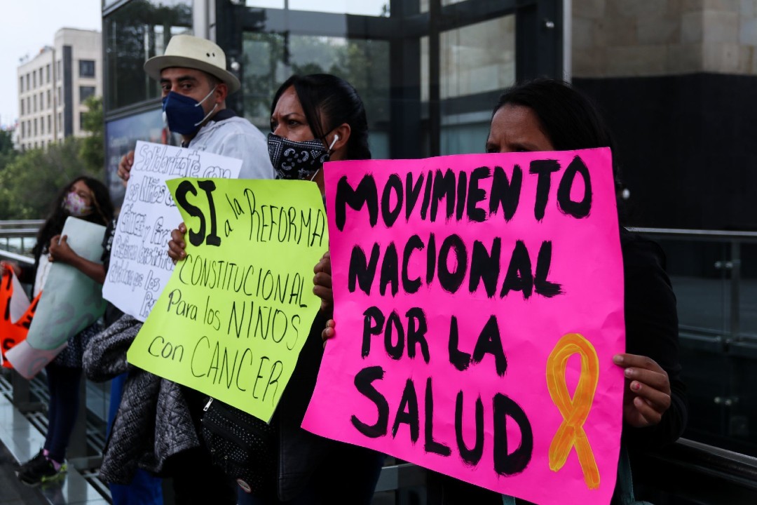 Padres-de-niños-con-cáncer-protestan-en-Palacio-Nacional