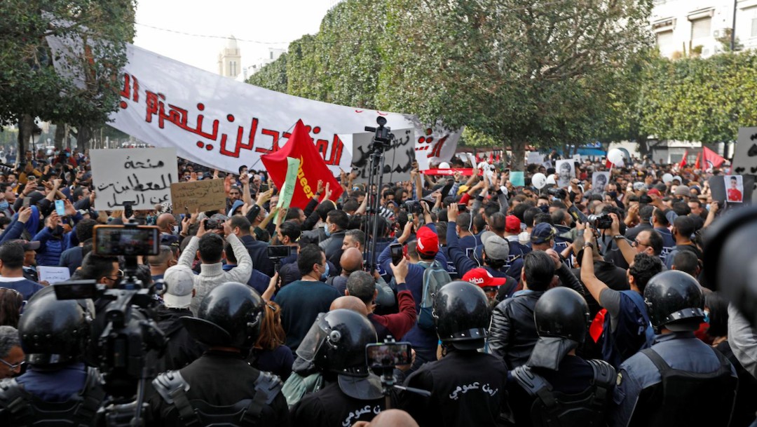 Personas protestan en Túnez a pesar del bloqueo policial (Reuters)
