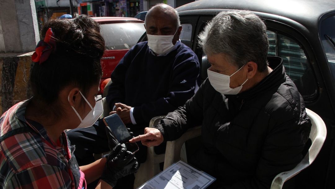 Adultos mayores realizan el registro para vacunarse contra COVID-19 en México (Cuartoscuro)