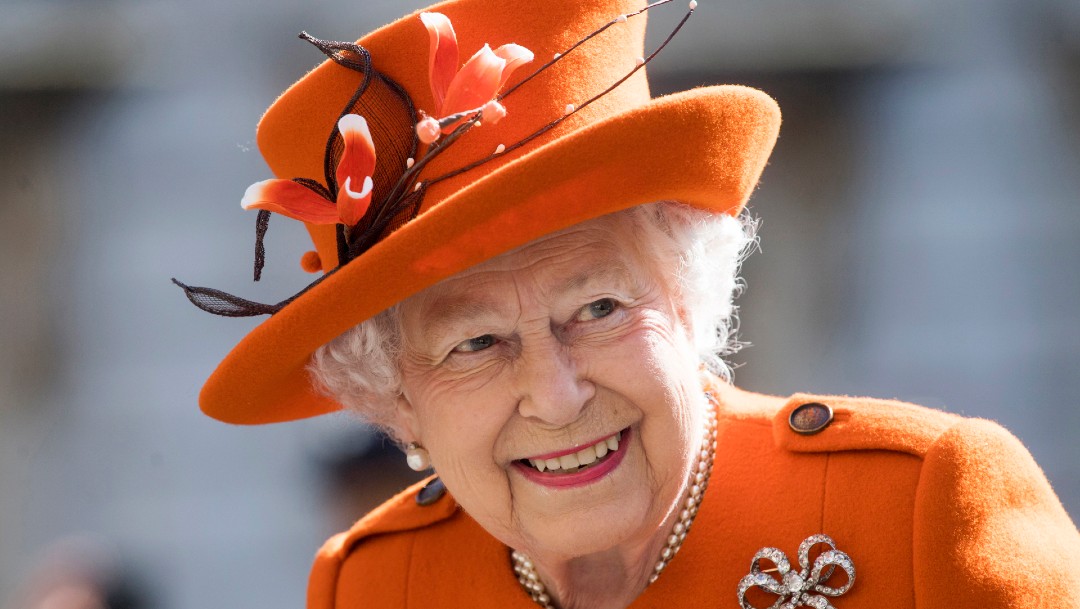 Reina Isabel II anima a vacunarse contra COVID y pensar en los demás