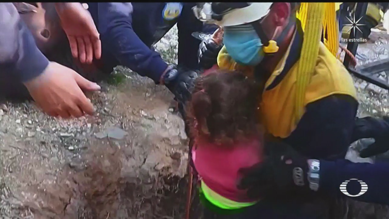 rescatan a nina que cayo a un pozo en siria