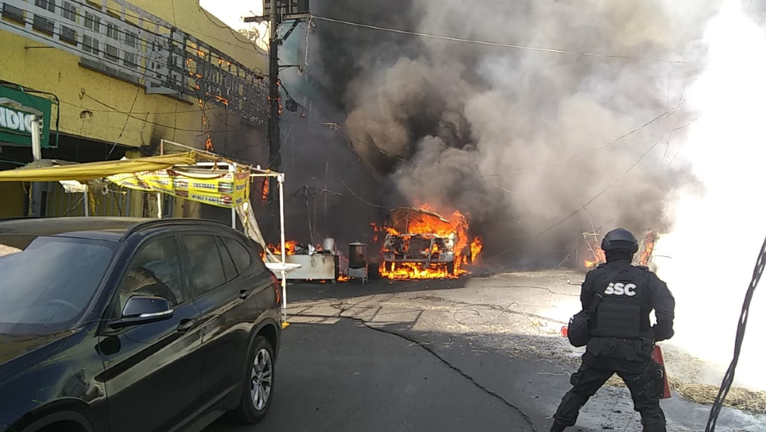Se incendia pipa de gas en inmediaciones del Mercado de Jamaica, CDMX