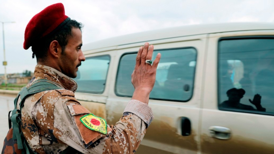 Un miembro de las fuerzas kurdo-árabes vigila un puesto de control en la población de Marqadah