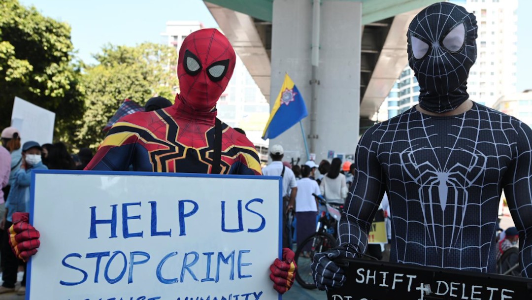 Dos personas se visten como Spiderman en las protestas en Myanmar (Reuters)