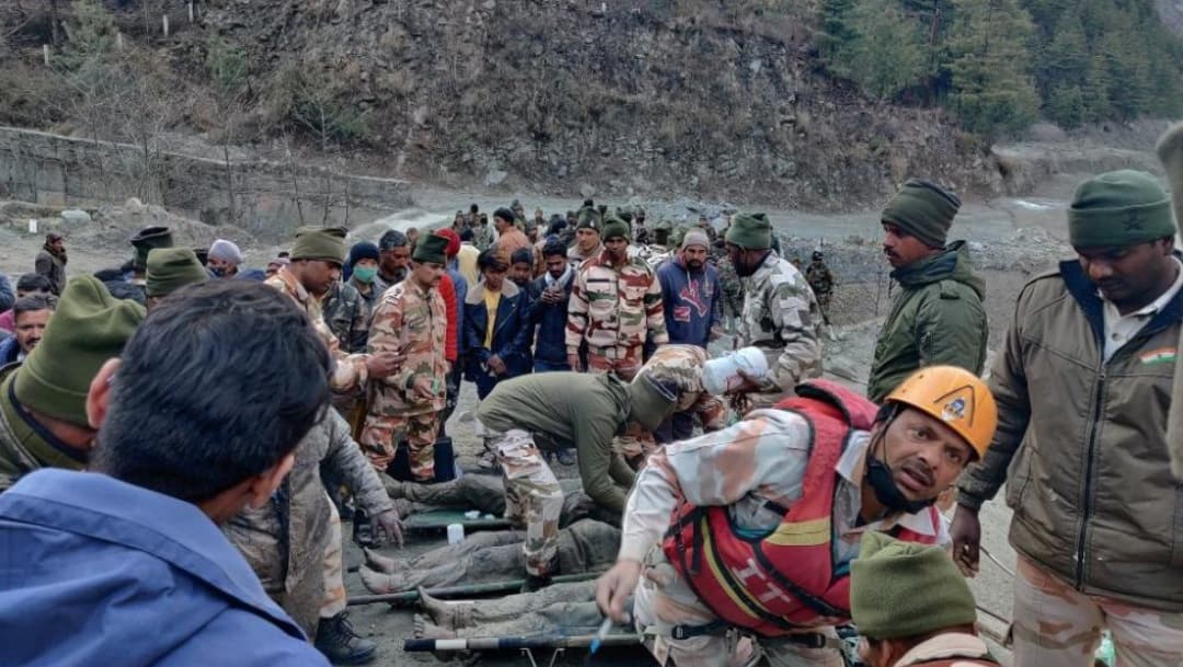 Suman 15 muertos por avalancha en la India; continúan labores de rescate