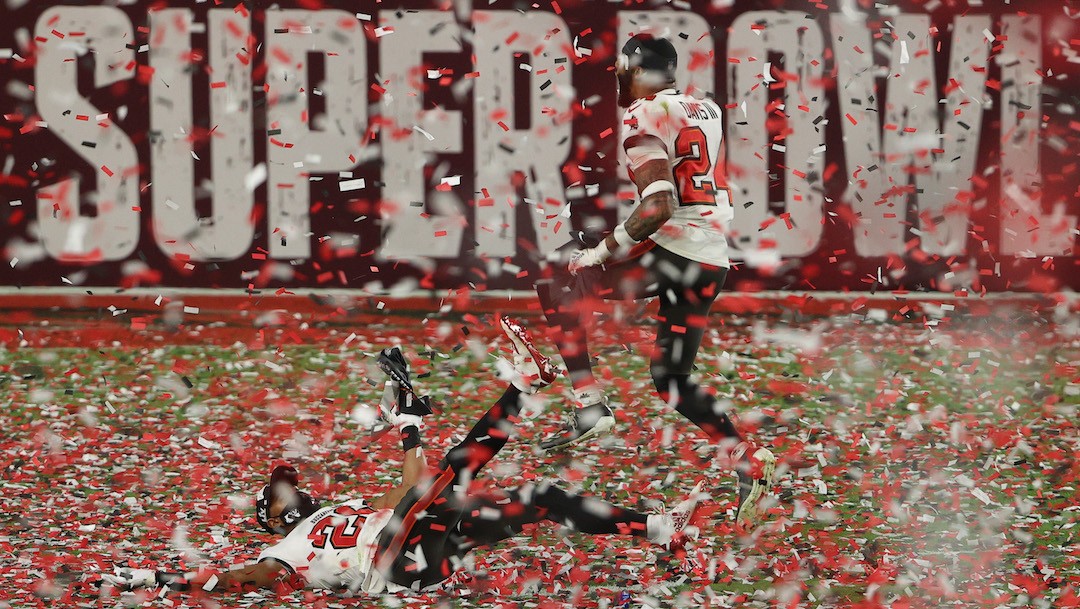 Buccaneers celebran mientras cae el confeti después de derrotar a Kansas City en el Super Bowl LV (Getty Images)