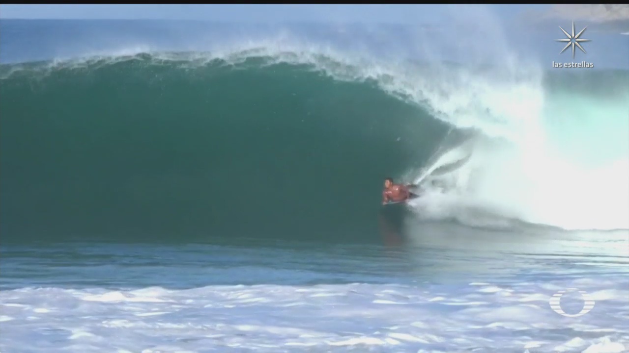 surfistas aprovechan grandes olas en oaxaca
