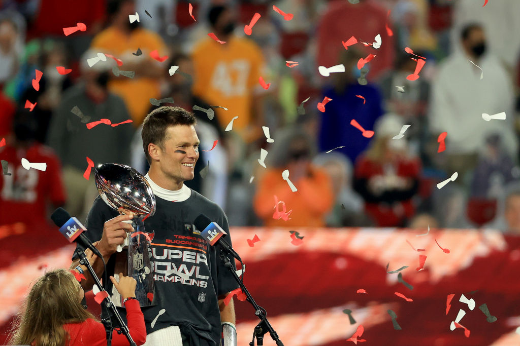 Tom Brady con el trofeo de campeón del Super Bowl LV