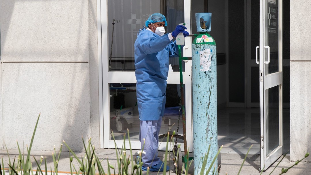 Trabajador desinfecta tanque de oxígeno medicinal