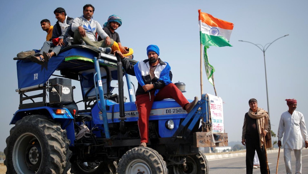 Tractores bloquean carreteras en India (Reuters)