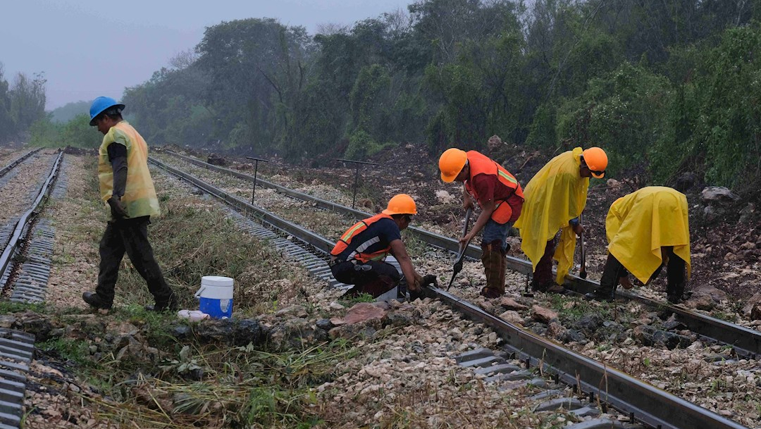 Trabajadores hacen mantenimiento a los rieles del Tren Maya