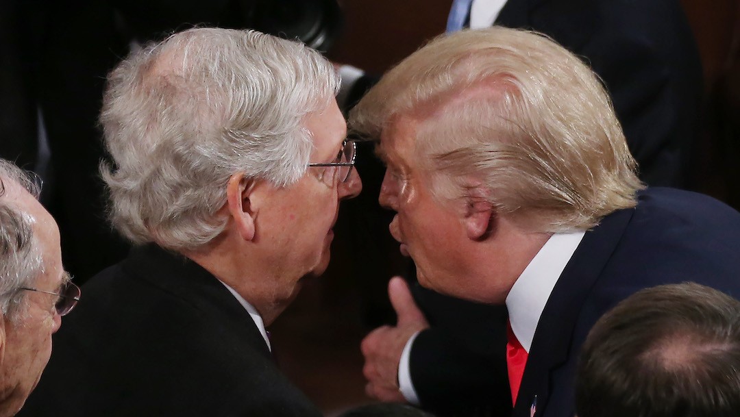 Donald Trump (derecha), el líder de la mayoría republicana en el Sendo, el senador Mitch McConnell (Getty Images, archivo)