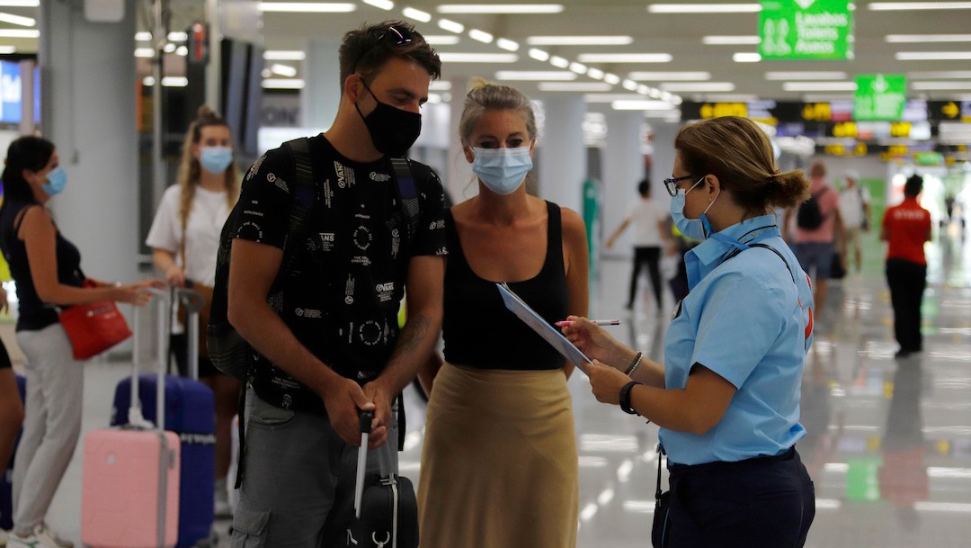 Medidas sanitarias en aeropuertos españoles (Getty Images)