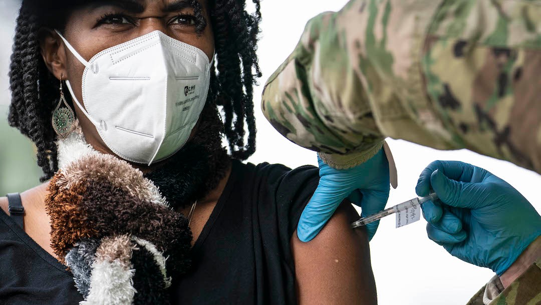 Una mujer recibe una vacuna contra el coronavirus en Maryland, Estados Unidos (Getty Images)