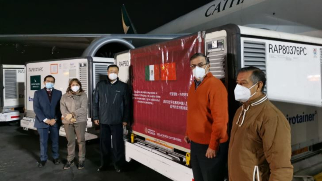Llegan a México 800 mil dosis de la vacuna china Sinovac contra la COVID-19