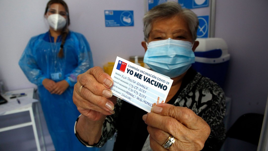 Ana Padilla, 92 años, muestra una cartilla de vacunación en Santiago, Chile (Getty Images)