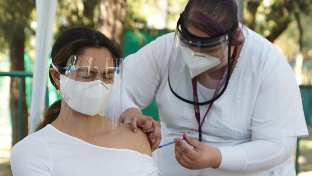 Vacunan a médicos en la Ciudad de México