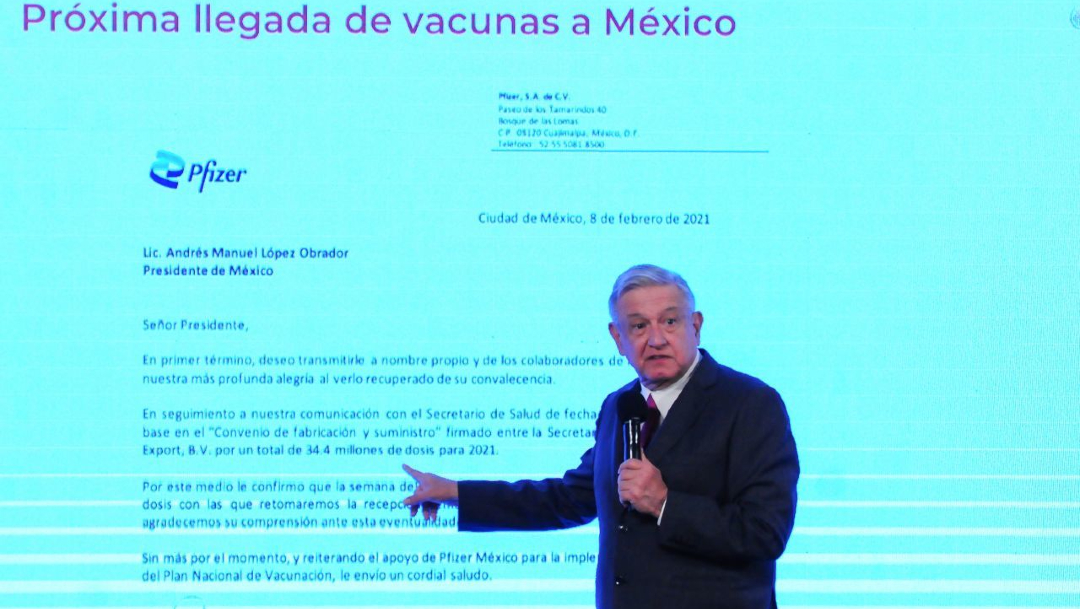 Andrés Manuel López Obrador, presidente de México, muestras un comunicado donde se notifica el arribo de las vacunas de Pfizer contra el COVID-19
