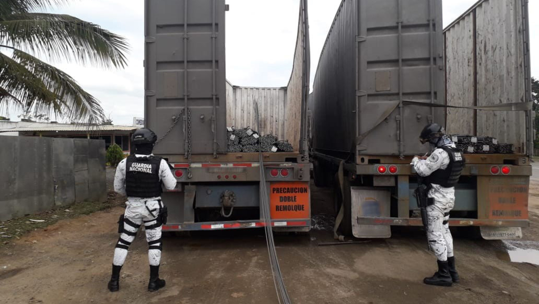 Elementos de la Guardia Nacional recuperaron dos tractocamiones cargados con varilla de dudosa procedencia en Veracruz