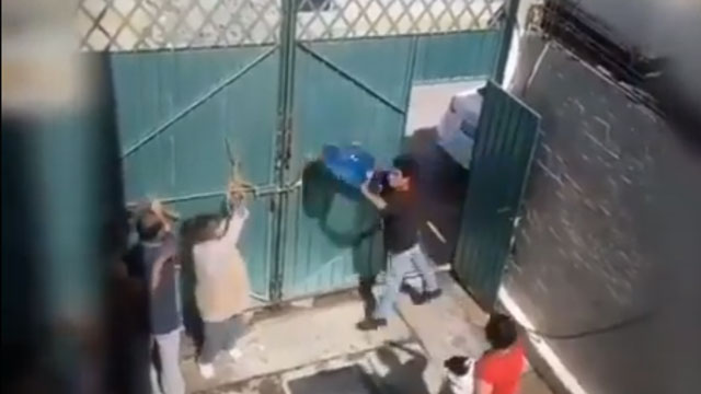 El hombre le lanzó el garrafón a su madre mientras otras personas intentaban detenerlo; fue grabado en video, ocurrió en Ixtapaluca