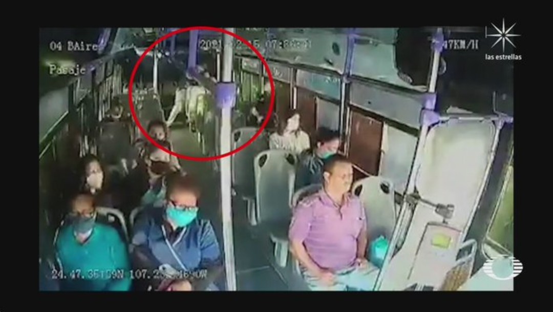 VIDEO Mujer es apuñalada en transporte público por su pareja; ya lo había denunciado varias veces