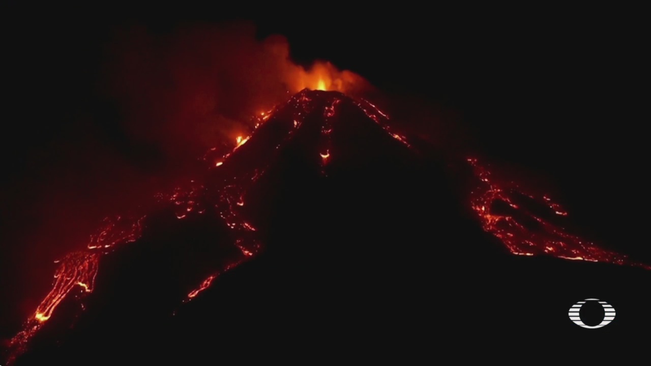 volcan etna ofrece un espectaculo de lava
