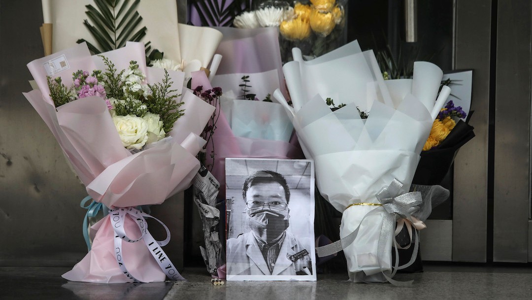 Un retrato de Li Wenliang se deja en el hospital de Li en Wuhan (Getty Images)