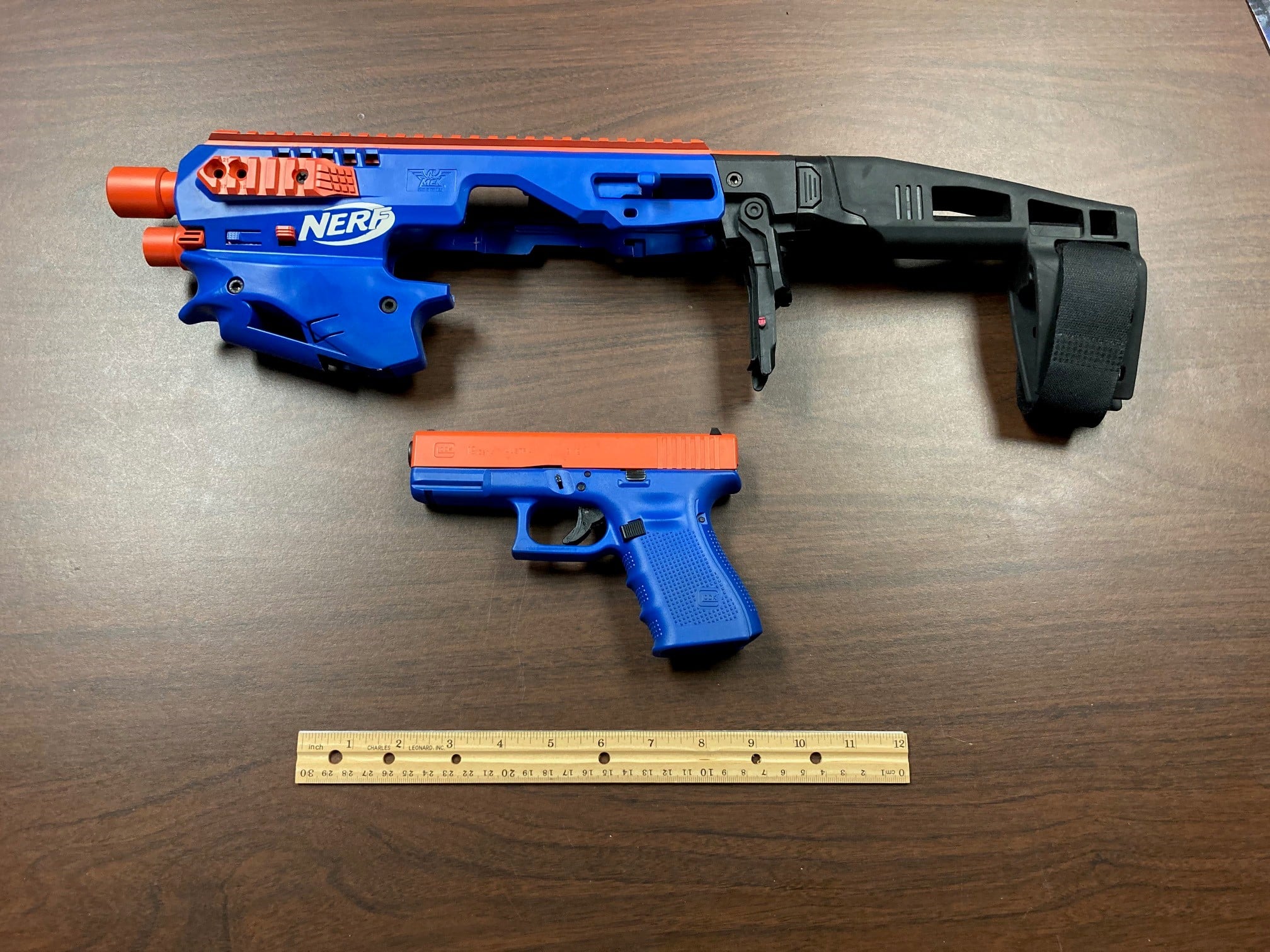 Confiscan arma modificada para parecer pistola de juguete